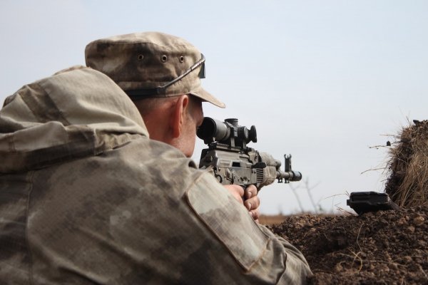 Украинские военные охраняют позиции на передовой в зоне проведения АТО