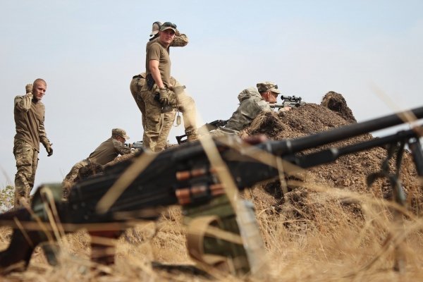 Украинские военные охраняют позиции на передовой в зоне проведения АТО