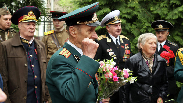 Представитель казачества (слева) участвует 9 мая в акции Союза советских офицеров, которую пикетировала патриотическая общественность