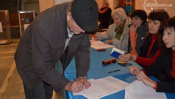 Жители Мариуполя расписывались в реестре избирателей, однако не получали бюллетени