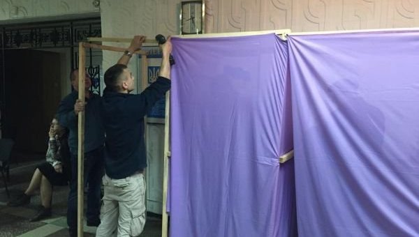 На участке в Виннице наблюдатели сами смастерили кабины для голосования