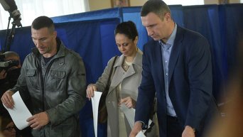 Виталий Кличко с женой Натальей и братом Владимиром на избирательном участке