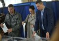 Виталий Кличко с женой Натальей и братом Владимиром на избирательном участке