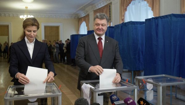 Марина и Петр Порошенко голосуют на избирательном участке в Киеве, 25 октября 2015 г.