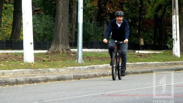 Саакашвили на велосипеде едет на избирательный участок