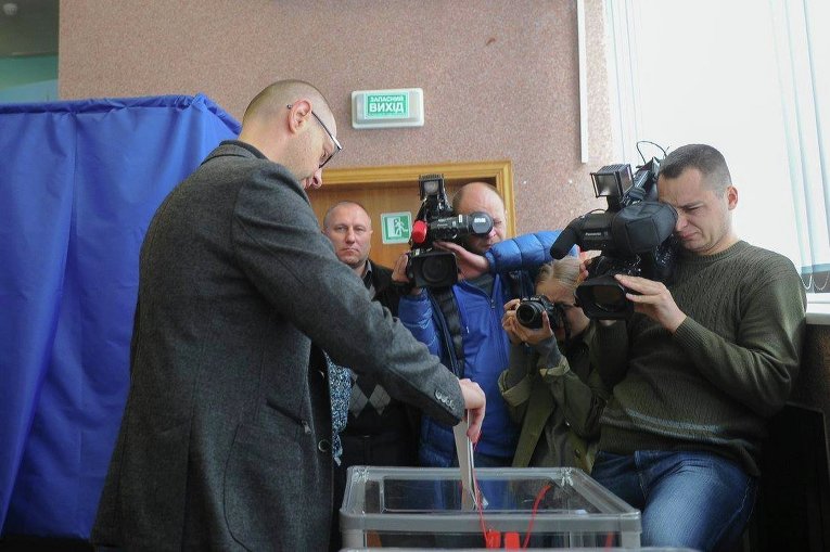 Арсений Яценюк голосует на местных выборах