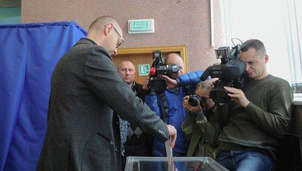 Арсений Яценюк голосует на местных выборах