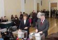 Президент Украины Петр Порошенко и его супруга Марина голосуют на местных выборах 25 октября 2015 г.