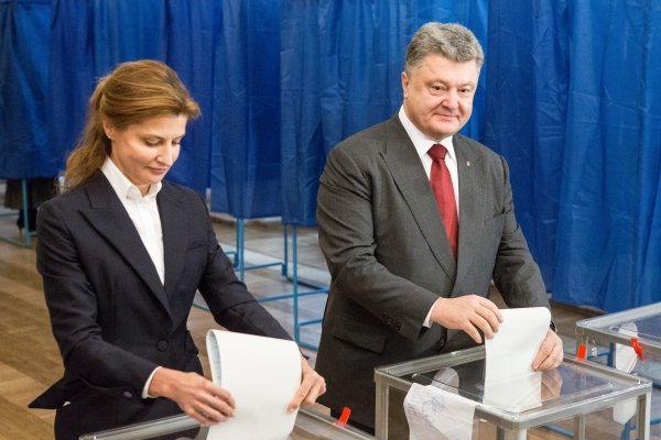 Петр Порошенко с женой в ходе голосования