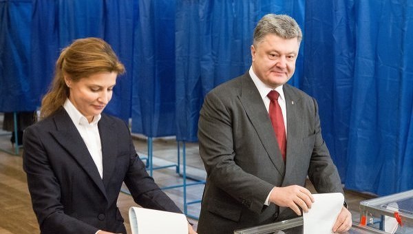 Петр Порошенко с женой в ходе голосования