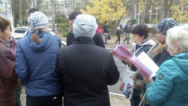 В Запорожье в Бородинском микрорайоне возле школы №69 зафиксирована группа людей с папками и списками