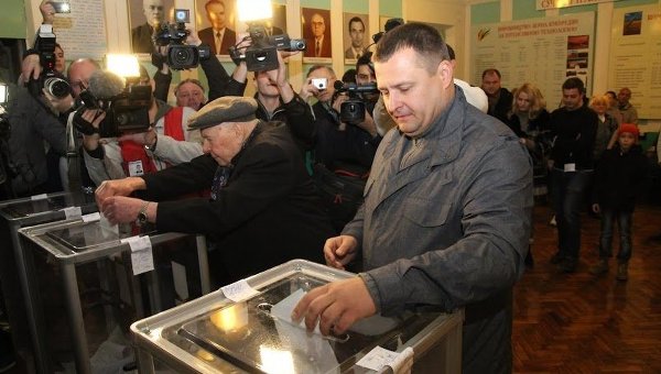Борис Филатов во время голосования