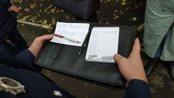 В Киеве у входов на избирательные участки зафиксированы лица с написанными от руки списками избирателей и квартир