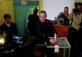 Геннадий Корбан приехал голосовать на избирательный участок в Днепропетровске со значком УКРОП на пиджаке, что можно расценить как агитацию