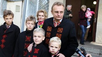 Мэр Львова Андрей Садовый голосует на выборах