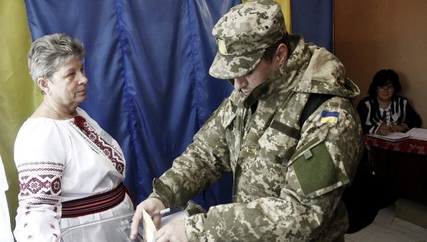 Солдат голосует на выборах во Львове