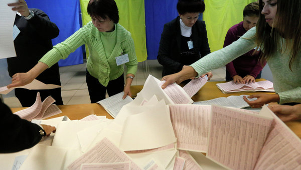 Подсчет голосов на местных выборах в Украине. Архивное фото
