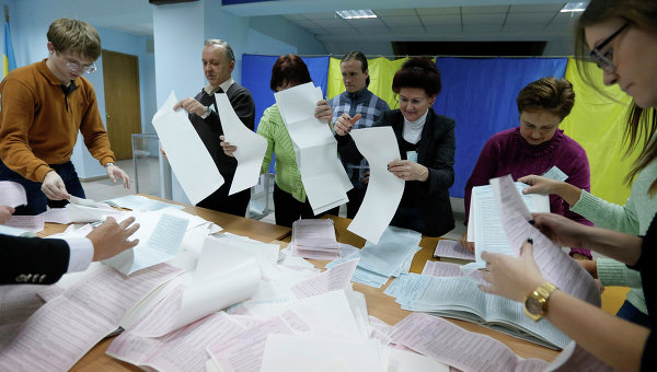 Подсчет голосов на местных выборах в Украине. Архивное фото