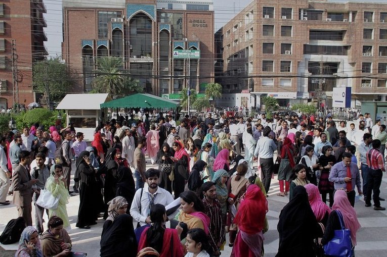 Люди вышли на на улицы города Лахор после мощного землетрясения, в результате которого были зафиксированы разрушения в Пакистане и Северном Афганистане