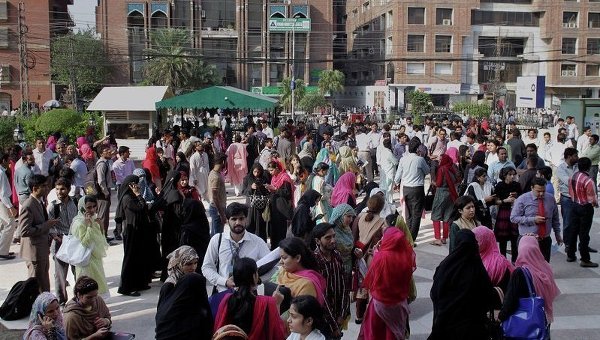 Люди вышли на на улицы города Лахор после мощного землетрясения, в результате которого были зафиксированы разрушения в Пакистане и Северном Афганистане
