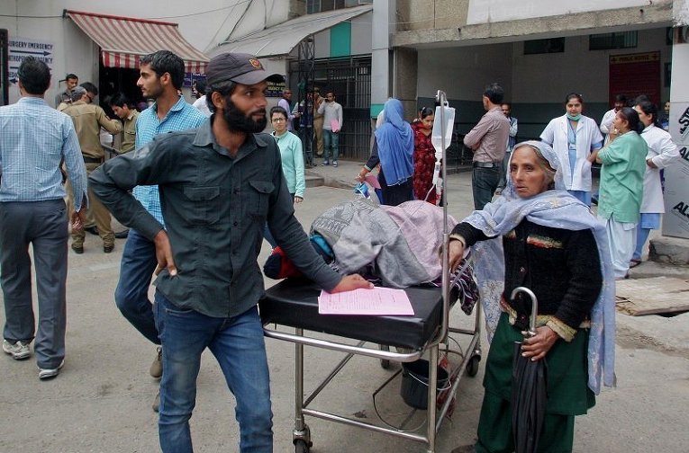 Пациенты госпиталя в индийском городе Джамму после мощных подземных толчков