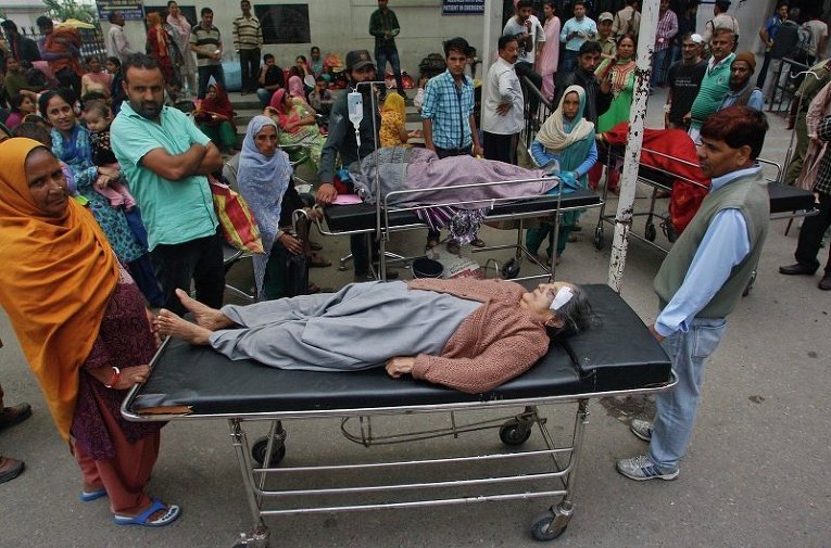 Пациенты госпиталя в индийском городе Джамму после мощных подземных толчков