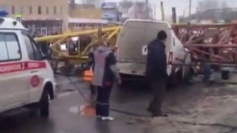 Башенный кран рухнул на машины в Омске