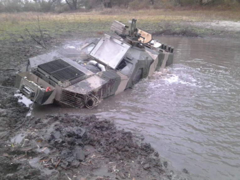 Военные испытатели утопили в болоте бронемашину Дозор