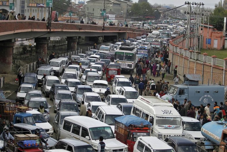 Автомобильные пробки в индийском городе Сринагар после землетрясения в Афганистане.
