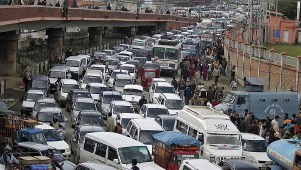 Автомобильные пробки в индийском городе Сринагар после землетрясения в Афганистане.