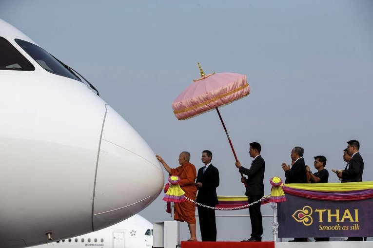 В Бангкоке буддийский монах благословляет Boeing Dreamliner B787-8.