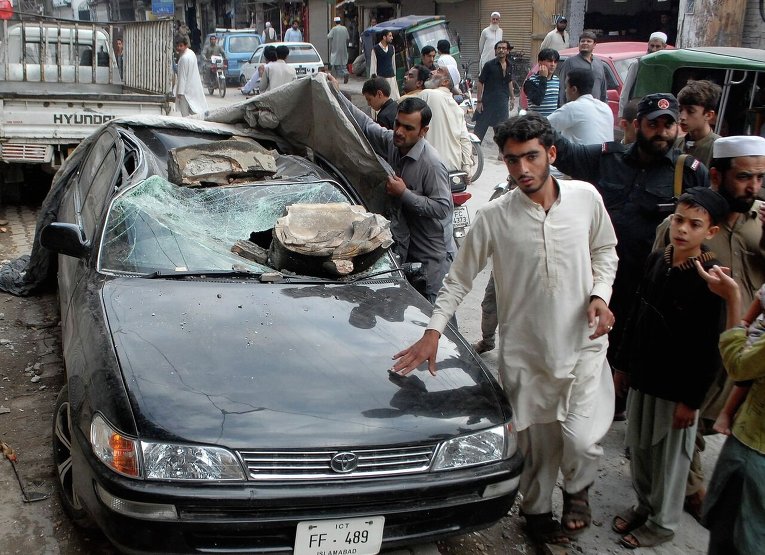 Разрушения в пакистанском Пешаваре после мощного землетрясения в Афганистане.