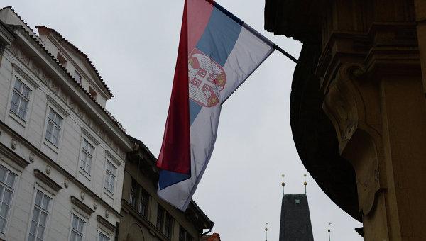 Государственный флаг Сербии на посольстве. Архивное фото
