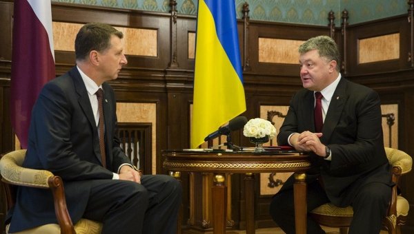 Президент Украины Петр Порошенко на встрече с президентом Латвии Раймондсом Вейонисом