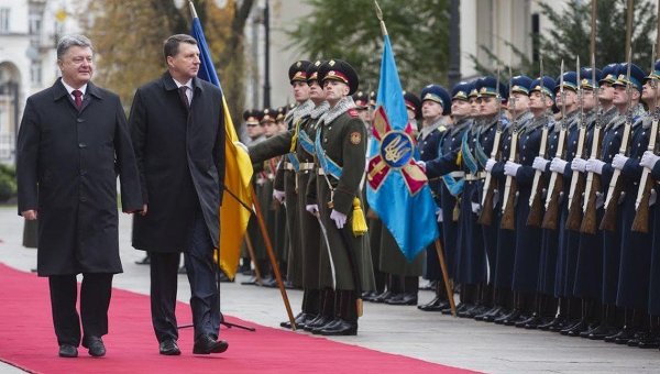 Президент Украины Петр Порошенко на встрече с президентом Латвии Раймондсом Вейонисом