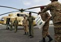 Солдаты загружают мешки продовольственной помощи на вертолет для пострадавших в Пешаваре, Пакистан