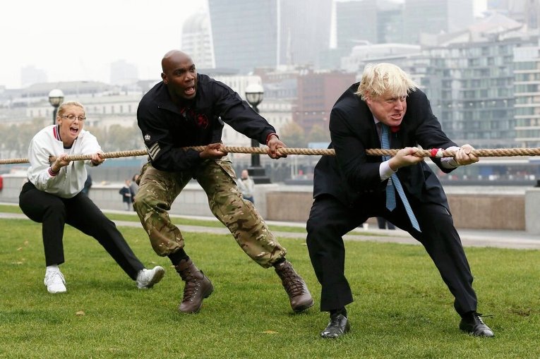 Мэр Лондона Борис Джонсон принимает участие в перетягивании каната с членами вооруженных сил