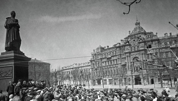 Одесситы собрались на первый митинг после освобождения города от немецко-фашистских захватчиков. Архивное фото