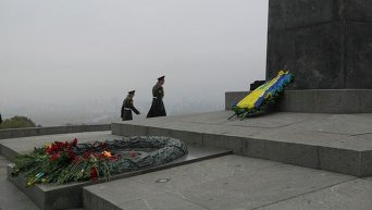 Возложение цветов в Киеве по случаю Дня освобождения Украины от фашистских захватчиков