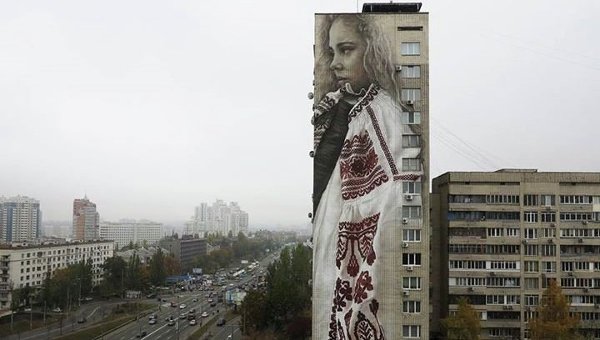 В Киеве художник написал портрет украинки в вышиванке величиной с 16-этажный дом