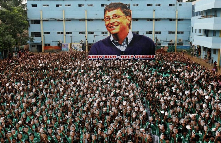 В индийской школе празднуют 60-летие Билла Гейтса.