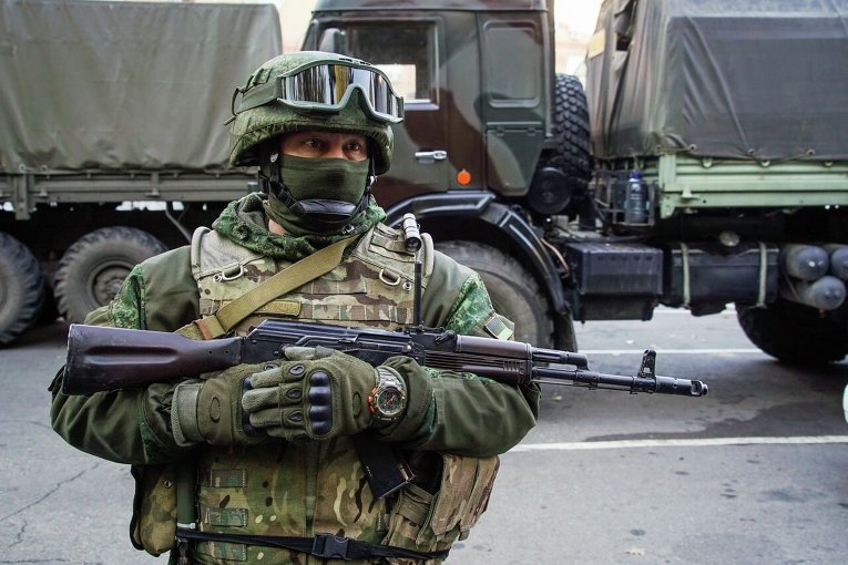Боец Вооруженных сил Украины во время обмена пленными возле города Счастье в Луганской области