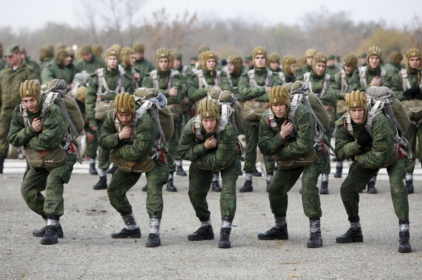 Призывники воздушно-десантных войск РФ тренируются перед посадкой в самолет во время военных учений близ Ставрополя