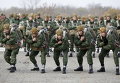 Призывники воздушно-десантных войск РФ тренируются перед посадкой в самолет во время военных учений близ Ставрополя