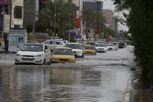Транспорт в воде после сильных дождей в Багдаде