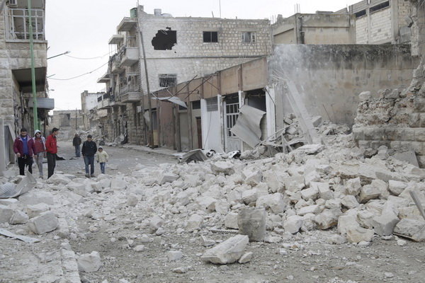 После авиаудара ВВС России по контролируемому повстанцами городу Маарет аль-Нуман в провинции Идлиб, Сирия