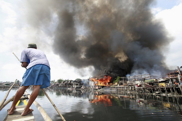 Пожар в жилом районе города Тамбо, к югу от Манилы