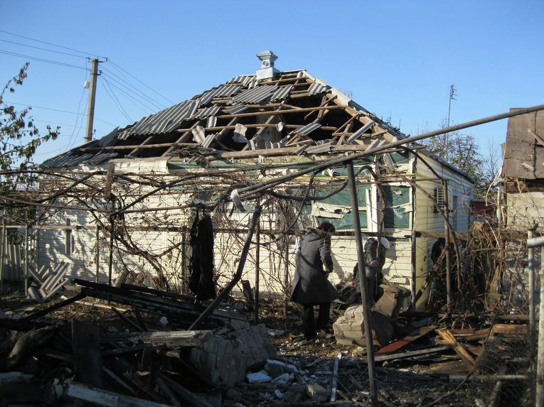 Разрушения и остатки разорвавшихся боеприпасов в Сватово после пожара в арсенале