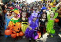 Школьники в костюмах на параде Хэллоуина в городе Паранак в Маниле