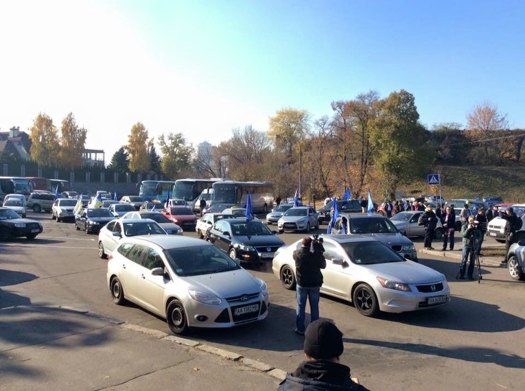 Машины активистов Автомайдана перед поездкой к дому Порошенко